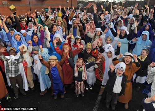 英国近300人身着自制服装 上演耶稣生活秀(图