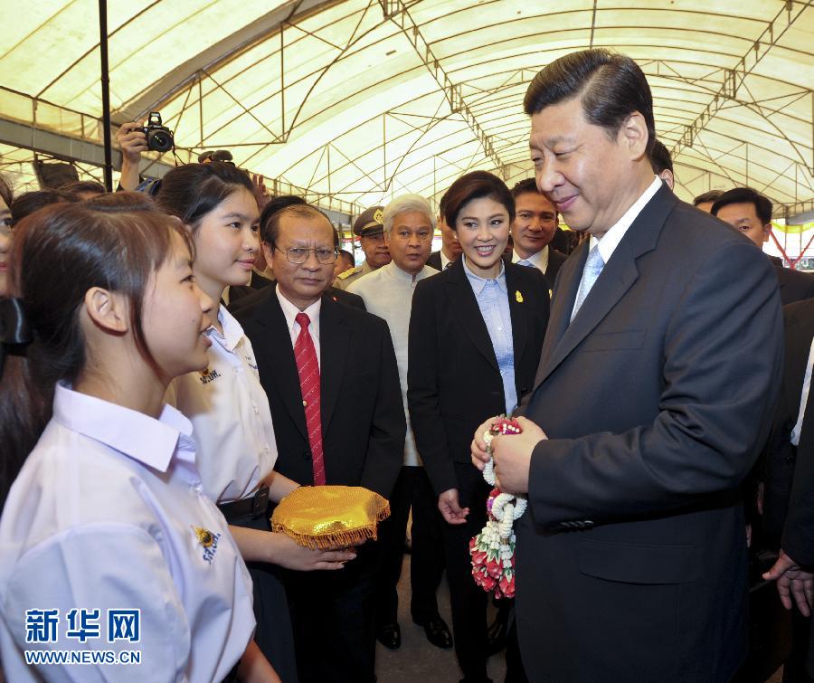 两名女学生欢迎中国国家副主席习近平的到来. 摄影:新华社记者 李学仁