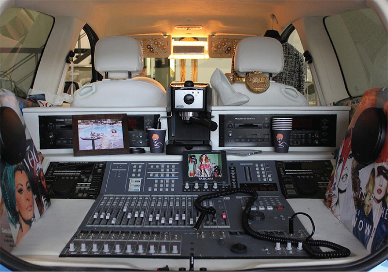 流行歌手尼古拉 罗伯茨安装了一个移动录音室和梳妆台在车内,时装设计