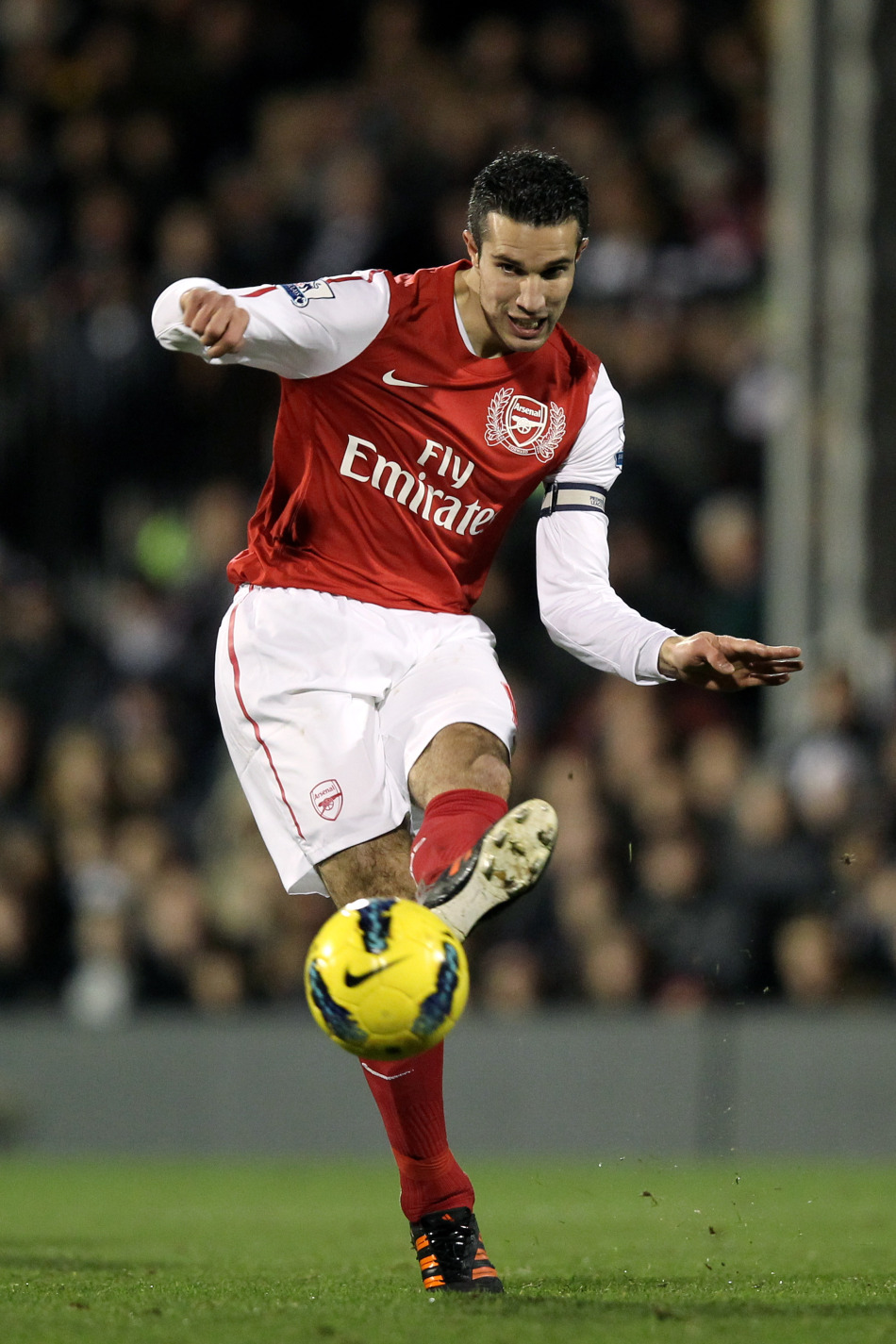 范佩西从容出球