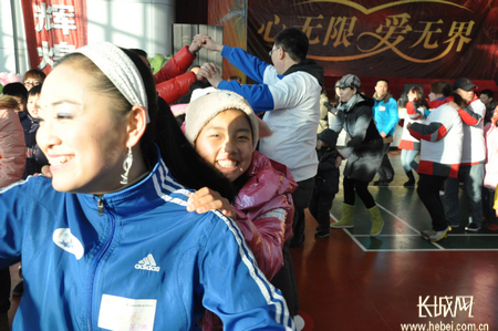 秦皇岛:百名志愿者和孤儿院的孩子们共庆元旦