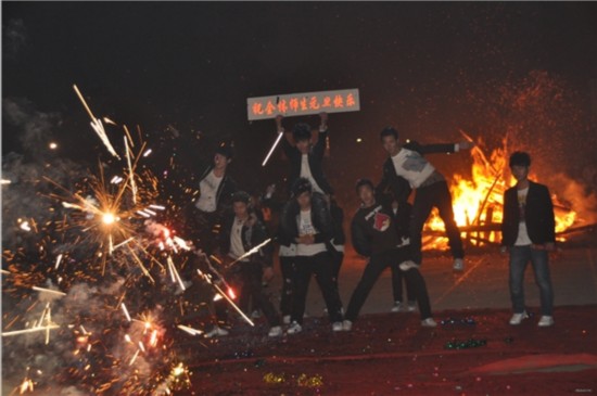 陕西周至县第三中学隆重举行2012年元旦篝火