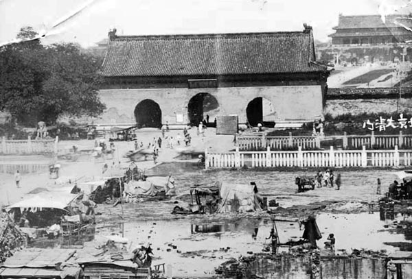 老<em>照片</em>:<em>天安门广场</em>扩建、拆除前原貌(组图)_新