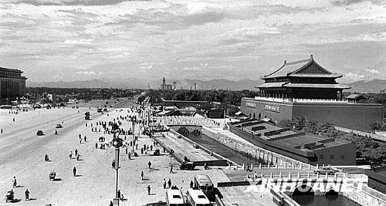 老<em>照片</em>:<em>天安门广场</em>扩建、拆除前原貌(组图)_新