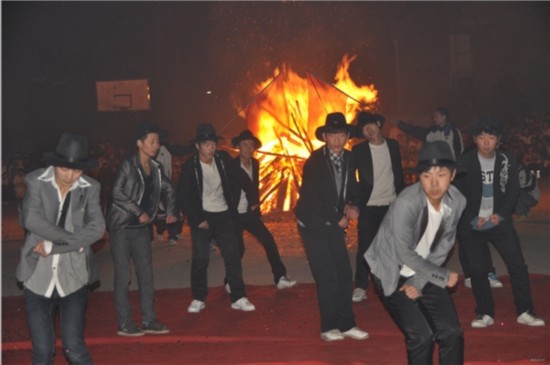 陕西周至县第三中学隆重举行2012年元旦篝火