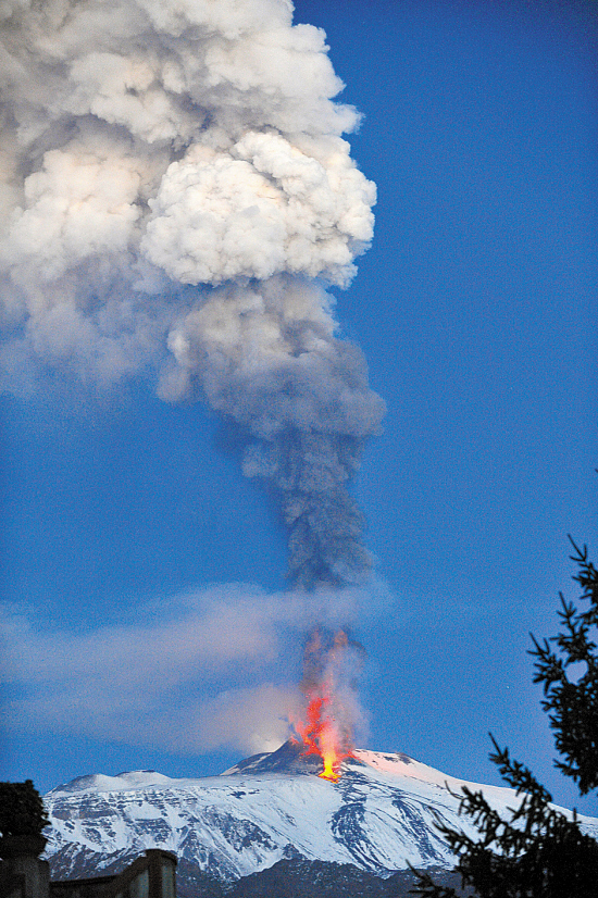 意大利西西里岛的埃特纳火山6日熔岩喷发