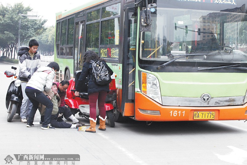 在南寧市民主路新民路口附近的路面上,一位駕駛殘疾人車輛的中年男子