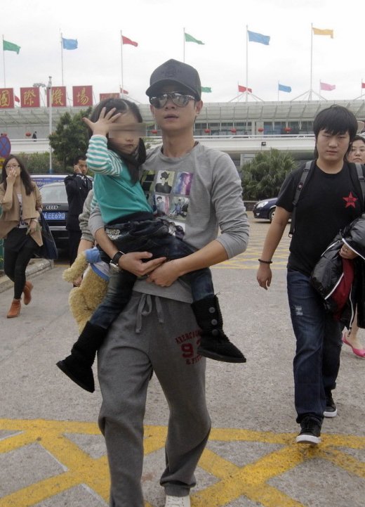 马伊璃<em>文章</em>抱<em>女儿</em>现身遭围堵(组图)_新闻中心