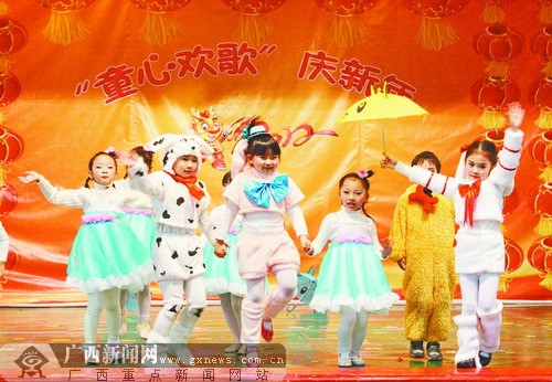 广西军区幼儿园开展童心欢歌庆新年主题活动