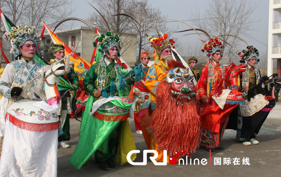 邳州赵墩镇农民艺术家表演跑竹马喜迎新春高清组图