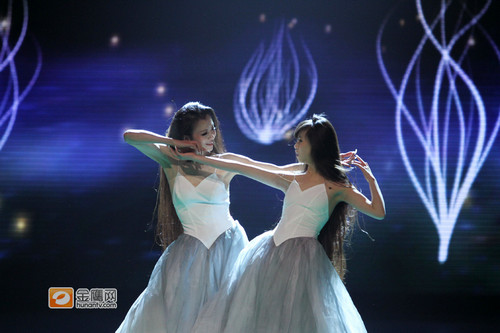 杨丽萍携侄女登台共舞小彩旗被曝有望接班