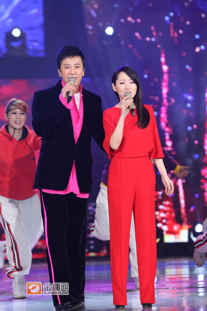 高清组图:40岁杨钰莹压轴湖南春晚 红衣扮相清