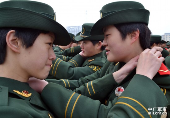 实拍:江苏武警新兵授衔仪式(1)