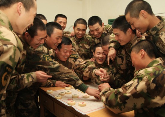 甘肃武警新训官兵龙腾虎跃闹新春(1)