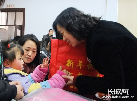 [暖冬行动]河北深泽爱心人士领孤儿回家过大年