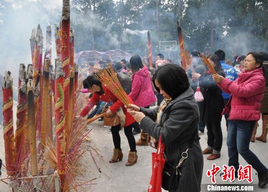 图稿:中外游客南宁烧香祈祷龙年吉祥