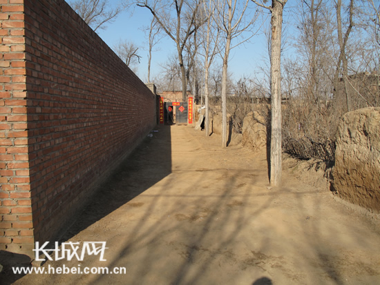 河北农村过年:打扫街道贴对联 彰显浓郁年味