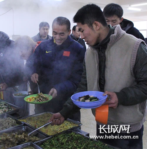 1月24日讯(段涛 通讯员 宋云杰)昨天,河北省体育局领导董得良,牛祯贵