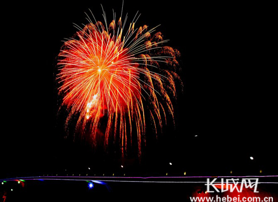唐山:网友忆除夕烟花 称烟花犹如星雨落满地_新闻台_中国网络电视台