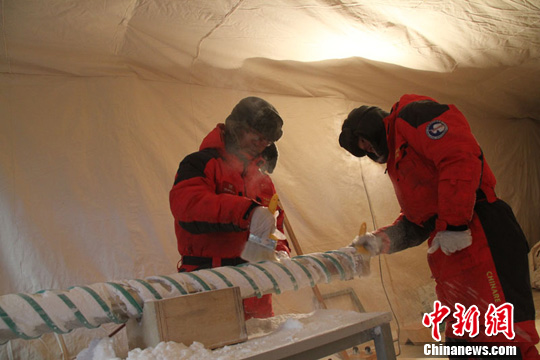 中国第28次南极考察队内陆队队员昆仑站艰苦工作