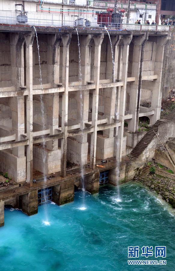 1月27日,在广西柳州市柳城县糯米滩水力发电厂,三股碱性水排入江中