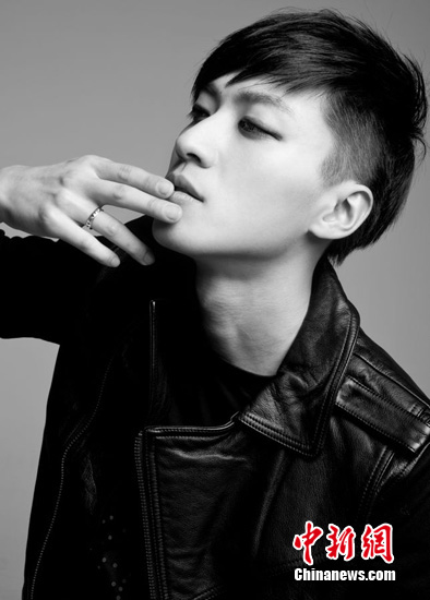 乔任梁大胆尝试魅惑眼妆 举手投足雅痞味十足(图)