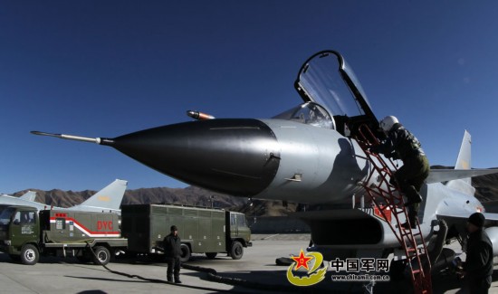 解放军驻西藏高原歼10部队新春备战(1)