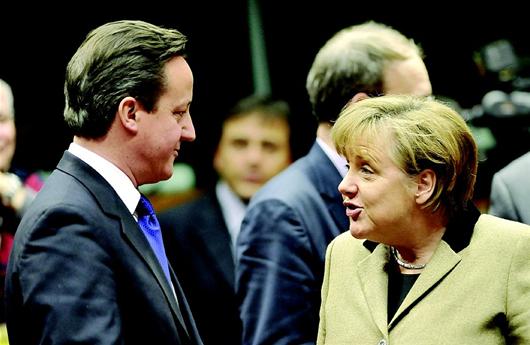30日,在比利时首都布鲁塞尔,德国总理默克尔(右)与英国首相卡梅伦在