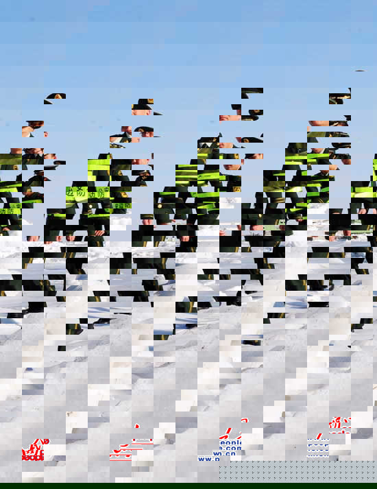 辽宁边防官兵加强巡逻 积极应对黄渤海冰情