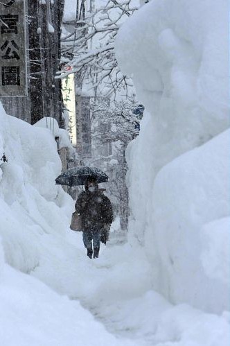 日本强降雪天气2日达顶峰 青森市积雪超4米