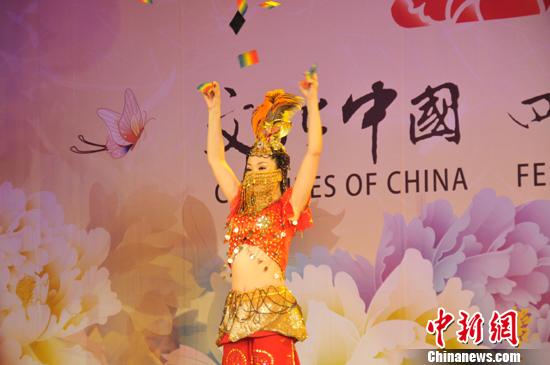 魔术家沈娟表演《天女散花》