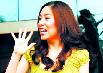 韩裔美女主播格蕾丝 李备受关注_新闻台_中国网络电视台