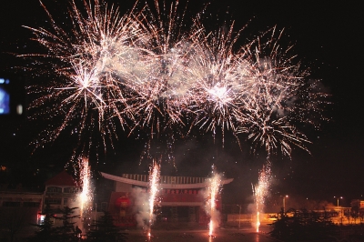 飞瀑流金满天星