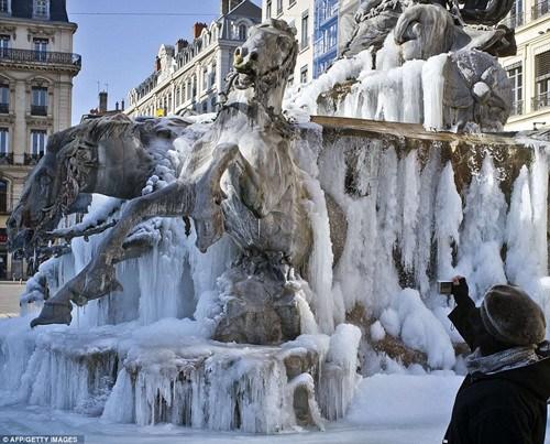 法国东部城市里昂,著名景点巴托尔迪被冰雪覆盖.