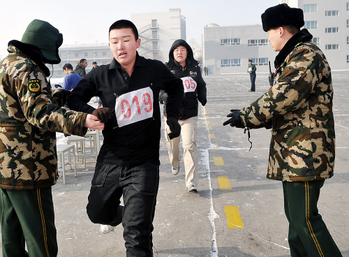 当日,来自全国各地的800余名应届高校毕业生来到武警新疆边防总队参加