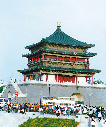 春节前,老友申忠雄拿来一组钟楼的照片,从上世纪六十年代直到2011
