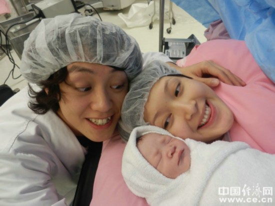 香港mr乐队鼓手杜志烜与何思谚喜诞麟儿图