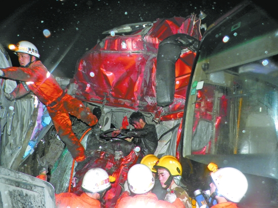 厦蓉高速14车连环相撞7人死亡