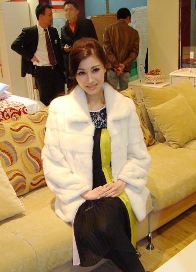 曝李嘉欣2亿豪宅内景 衣帽间堪比大牌专柜