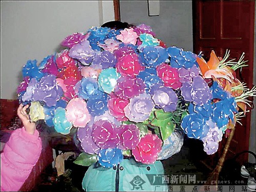 唐柳凤 文/图   如果有人购买绢花,或是愿意给他们提供一份手工活