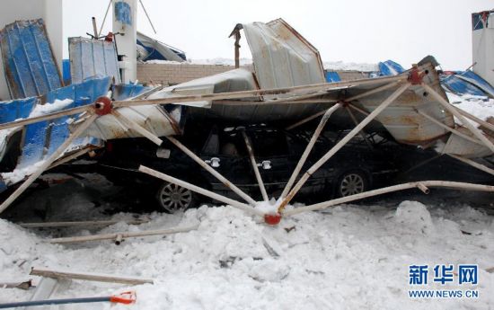 [组图]新疆一加油站积雪压落顶棚 导致2死4伤