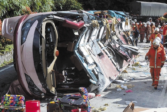 马来西亚一辆载有24名印度游客的客车当日上午在云顶高原发生车祸