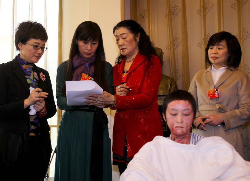 3月7日,全国政协委员杨俊,张晓梅,黄紫玉,汤燕雯在"加大毁容案件惩罚