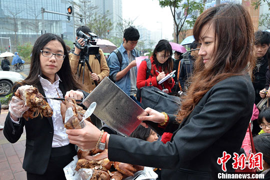 广州街头上演消灭咸猪手<em>女性</em>维权行为<em>艺术</em> _