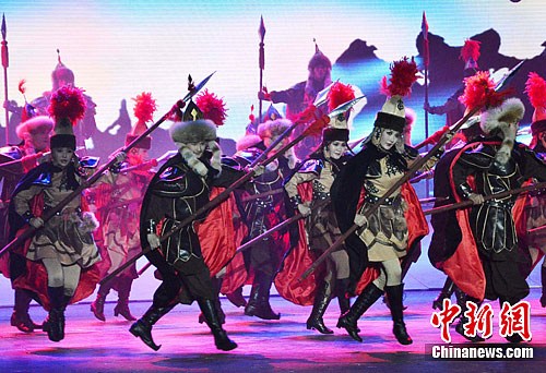 柯尔克孜族大型民族歌舞《玛纳斯传人》在新疆乌鲁木齐人民剧场公演