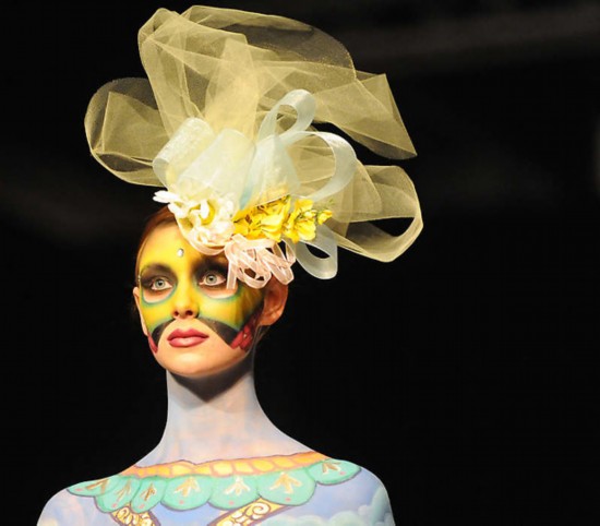 美国<em>大胆</em>时装秀上演另类<em>人体艺术</em>_新闻中心_