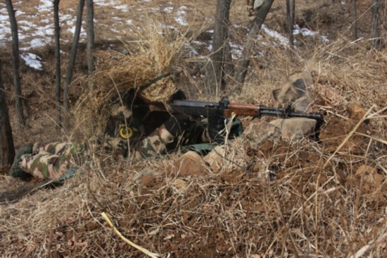 武警8620部队千余官兵顶风冒雪 踏上三天野营拉练征程(1)