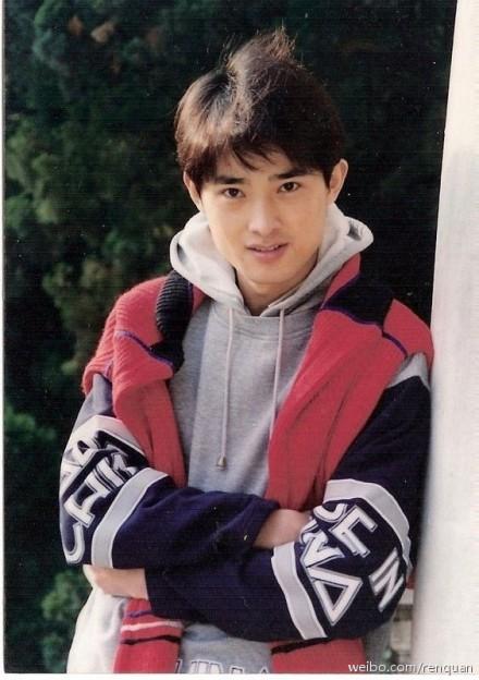 内地实力演员任泉在微博上曝光大学时候的青涩旧照,浓眉大眼的任泉