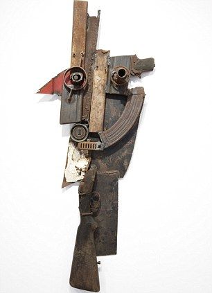 利用ak47冲锋枪,火箭筒以及手枪等武器,巧妙构建出一系列恐怖艺术品