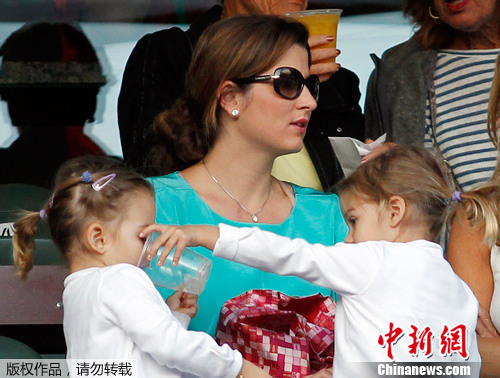 女儿助阵爸爸比赛 小家伙看台大秀<em>姐妹情深</em>_新